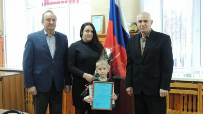 Сегодня семье Семенченко из села Смолевичи главой администрации Клинцовского района Виктор Савченко и главой Клинцовского района Владимир Холуев вручено свидетельство о праве на получение социальной выплаты на приобретение жилья