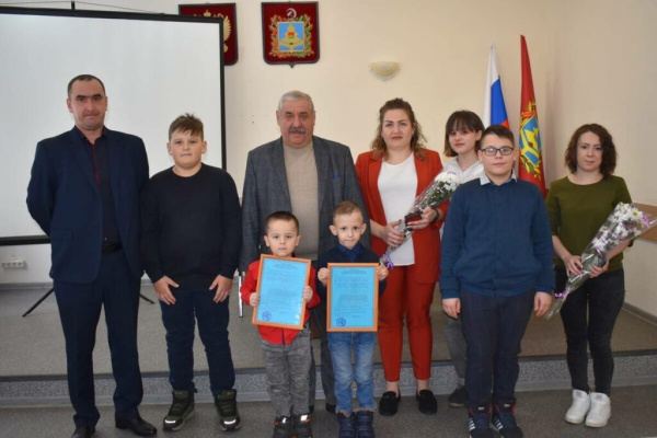 В торжественной обстановке глава районной администрации Александр Лось вручил им жилищные сертификаты