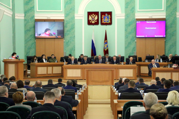 Врио директора департамента семьи, социальной и демографической политики Брянской области Евгений Петров принял участие в 53-м заседании Брянская областная Дума седьмого созыва, и представил на рассмотрение парламентариев ряд законопроектов