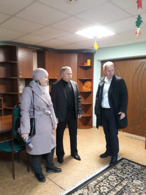 Врио директора департамента семьи Евгений Петров вместе с заместителем директора департамента Людмилой Лужецкой и начальником отдела развития материальной базы отрасли Ольгой Мурышовой посетили РЦ "Озёрный"