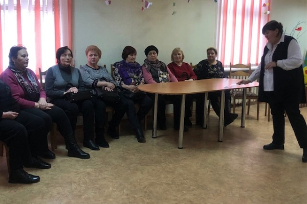 Для членов клуба "Добрые сердца" КЦСОН г. Брянска (Фокинский район) проведён час финансовой грамотности на тему: «Как пользоваться банковскими картами без неприятных последствий»