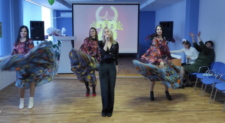 Сегодня женщины регионального департамента семьи, социальной и демографической политики поздравили мужчин коллектива с наступающим праздником Днём защитника Отечества