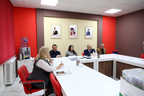 Заместитель директора департамента семьи, социальной и демографической политики Людмила Лужецкая приняла участие в заседании специальной межведомственной комиссии в брянском центре «Мой бизнес»
