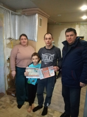 В Комаричском районе продолжается работа по установке пожарных дымовых извещателей (АДПИ) в жилых домах многодетных семей