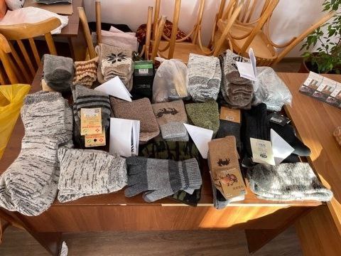 В Злынковском районе продолжается акция «Тепло для героя», в ходе которой горожане и жители района передают теплые вещи для солдат, пишут письма поддержки