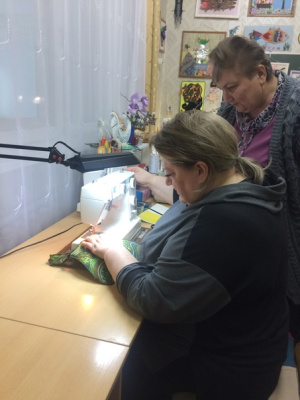 Для слушателей «Университета третьего возраста» и членов клуба «Золотой возраст» КЦСОН Погарского района в трудовой мастерской отделения дневного пребывания и реабилитации проведены мастер-классы по изготовлению своими руками кухонных прихваток и фартуков